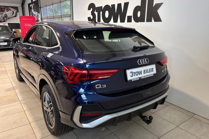 Blå Audi Q3 fra 2021