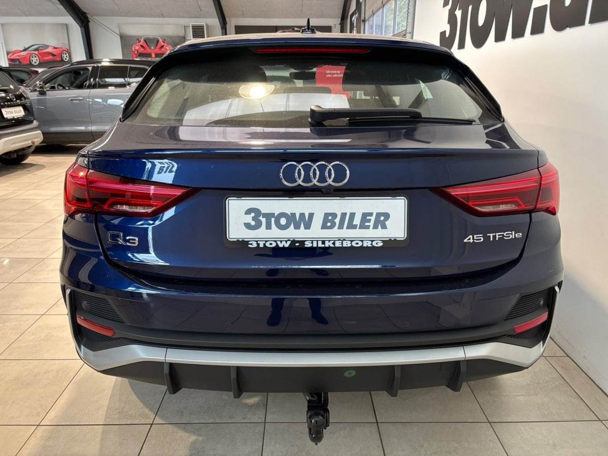 Blå Audi Q3 fra 2021