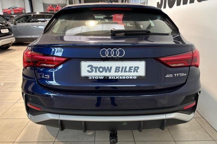 Blå Audi Q3 fra 2021