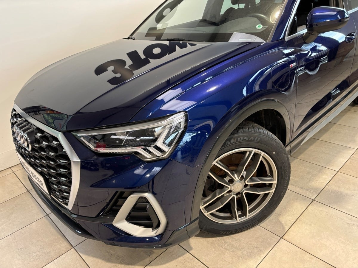 Blå Audi Q3 fra 2021