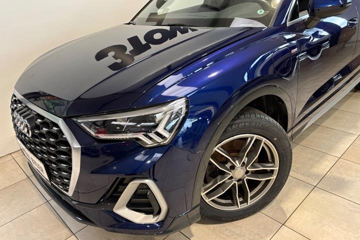 Blå Audi Q3 fra 2021