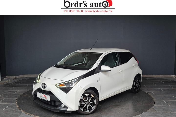 Hvid Toyota Aygo fra 2021 set udefra