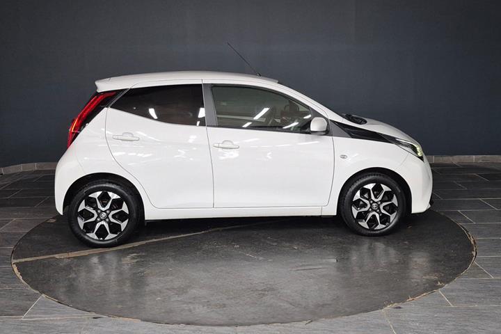 Hvid Toyota Aygo fra 2021