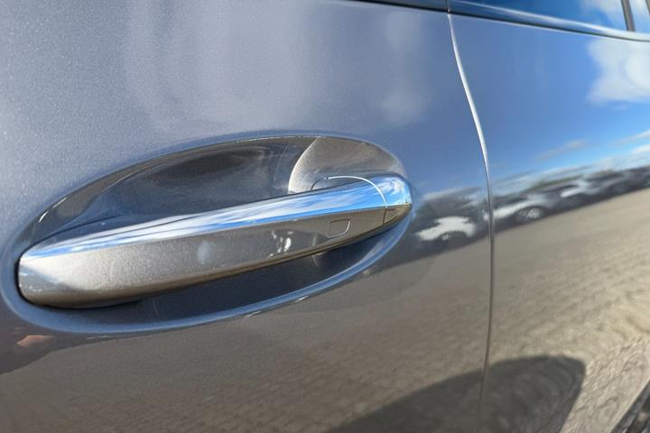 Grå Mercedes EQA250+ fra 2025
