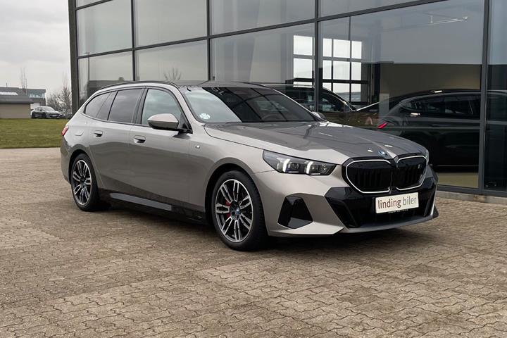Orange BMW i5 fra 2025