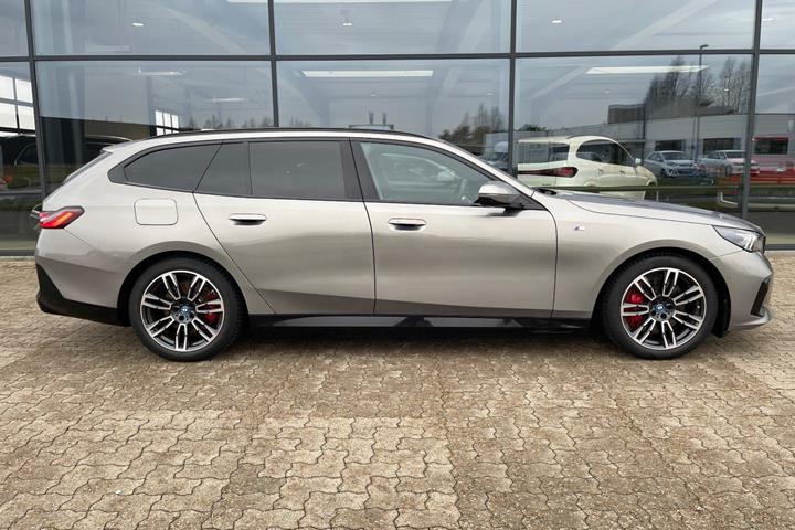 Orange BMW i5 fra 2025