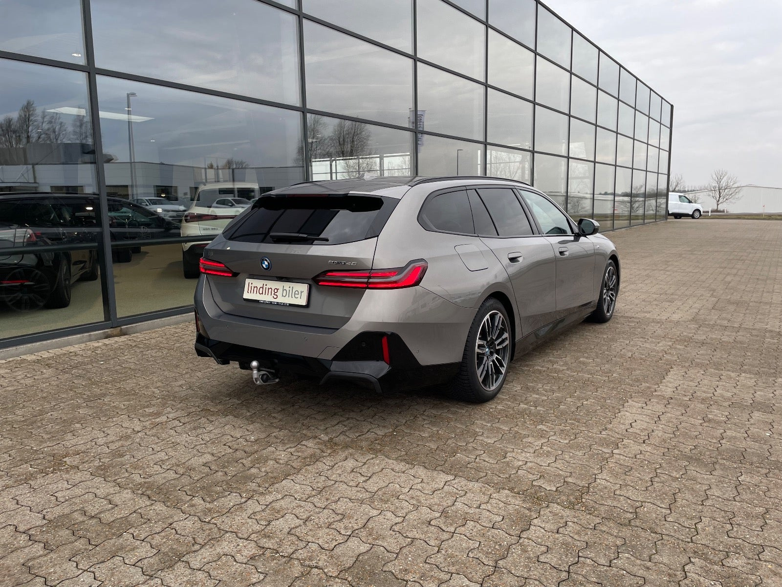 Orange BMW i5 fra 2025
