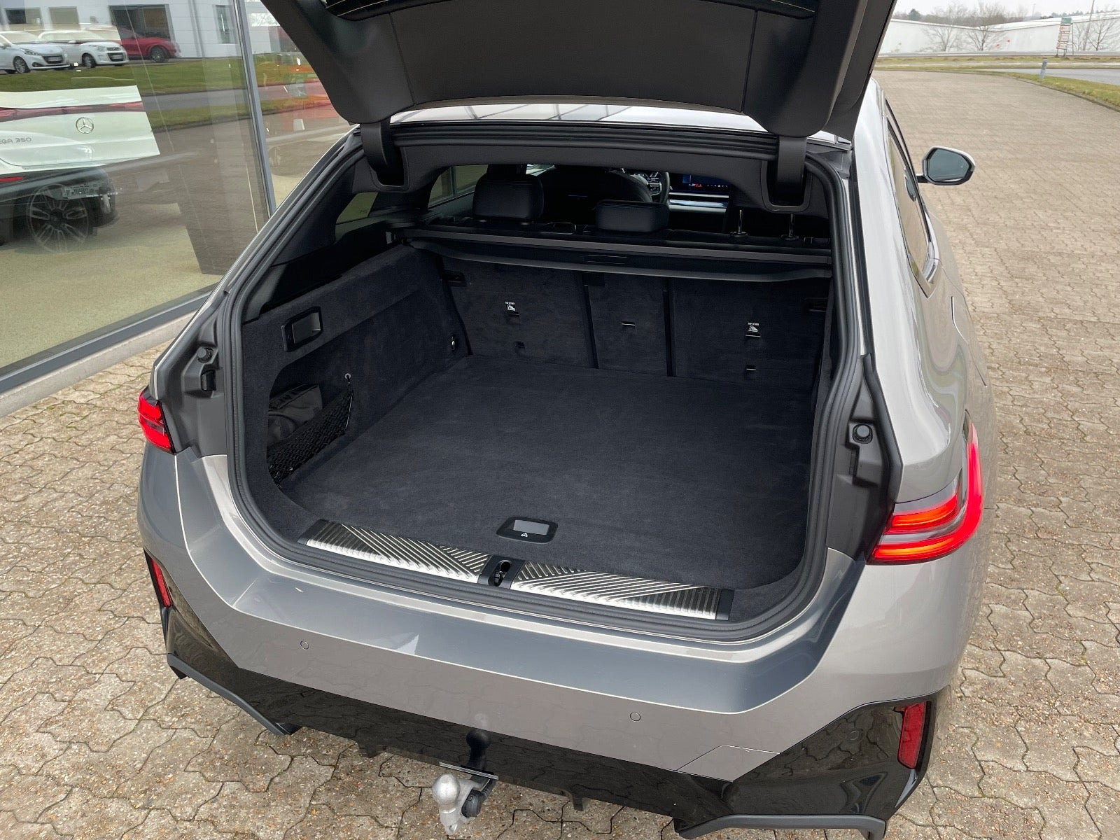 Orange BMW i5 fra 2025