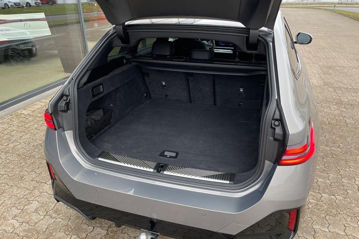 Orange BMW i5 fra 2025
