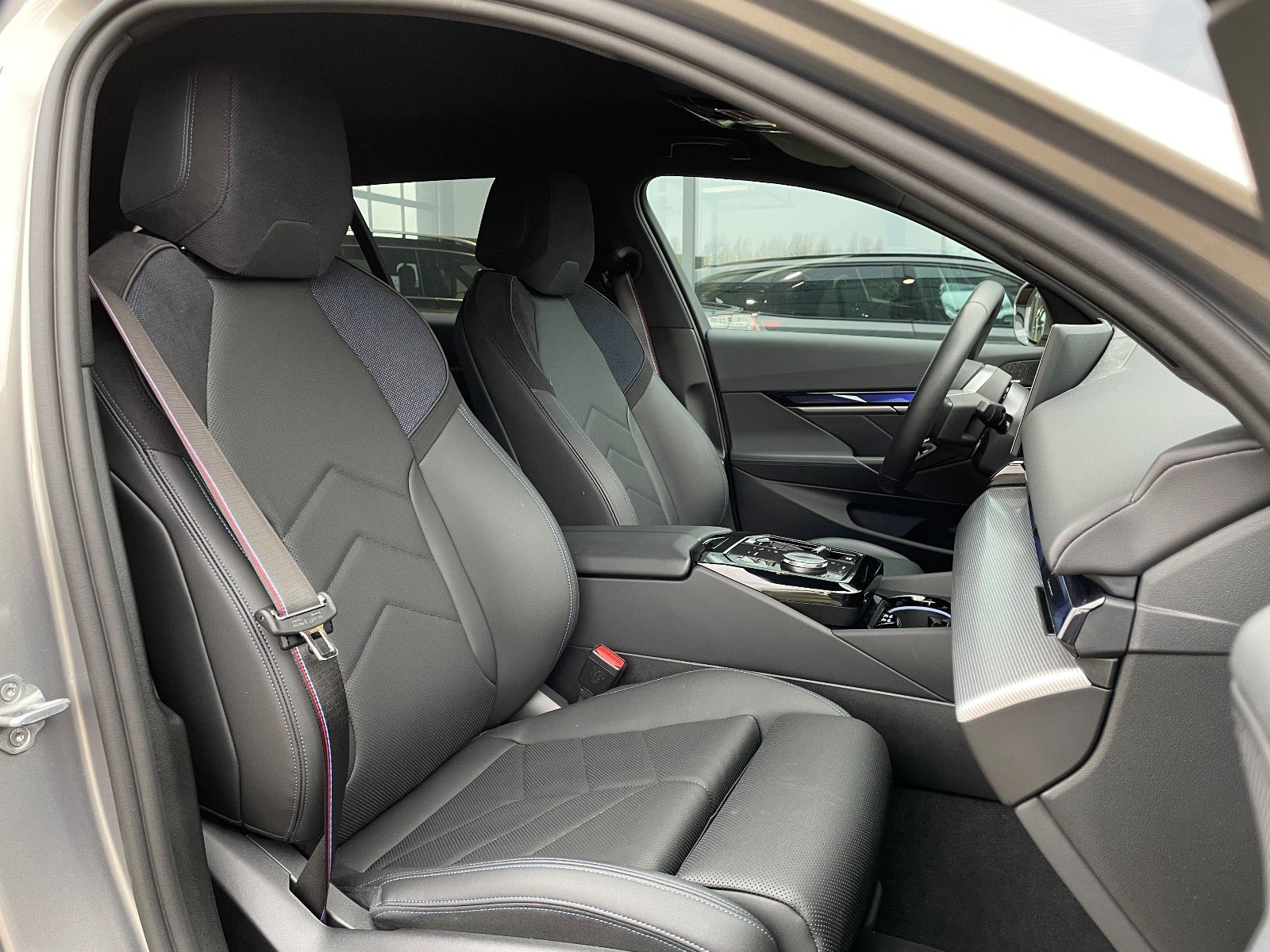 Orange BMW i5 fra 2025