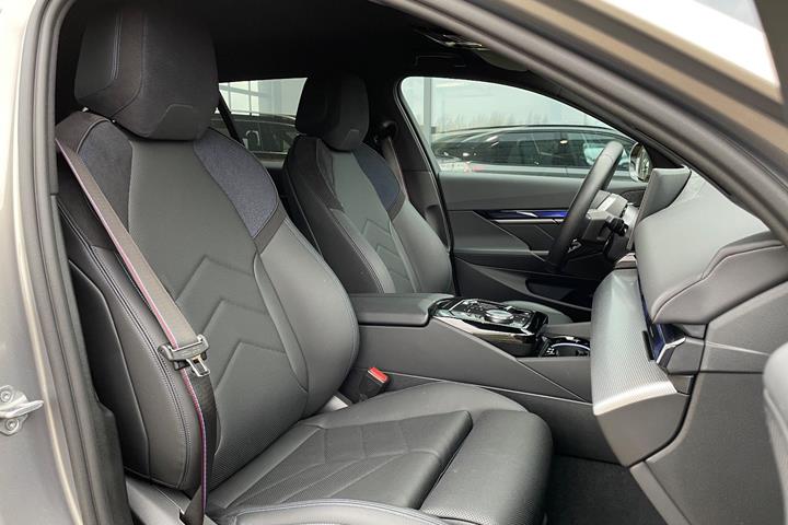 Orange BMW i5 fra 2025