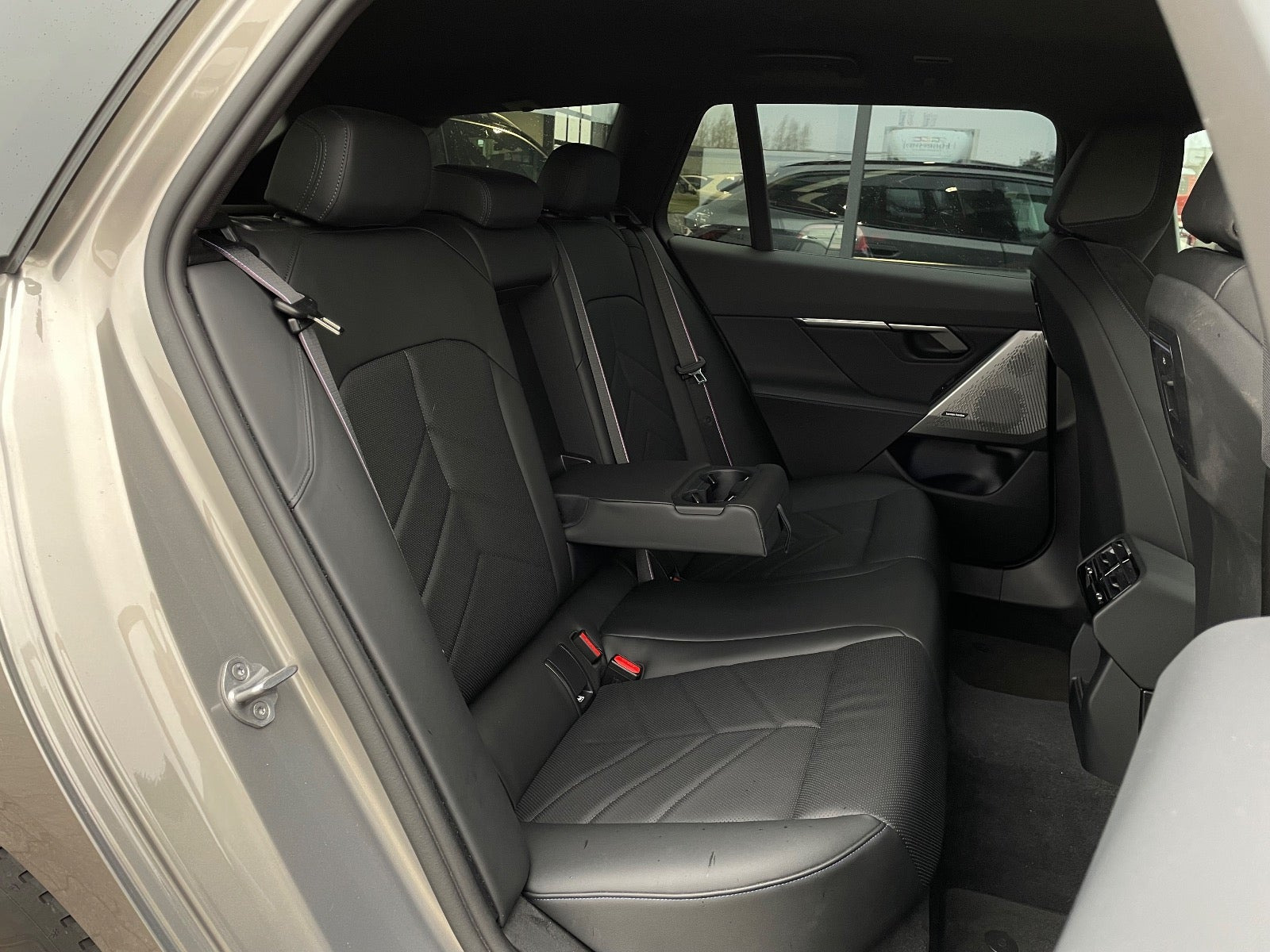 Orange BMW i5 fra 2025