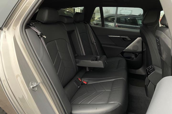 Orange BMW i5 fra 2025