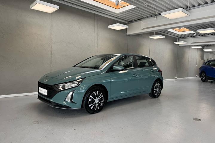 Blå Hyundai i20 fra 2024