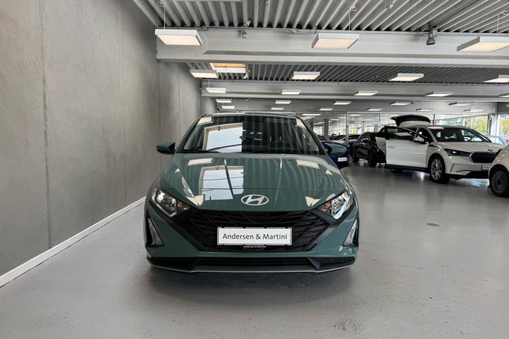 Blå Hyundai i20 fra 2024