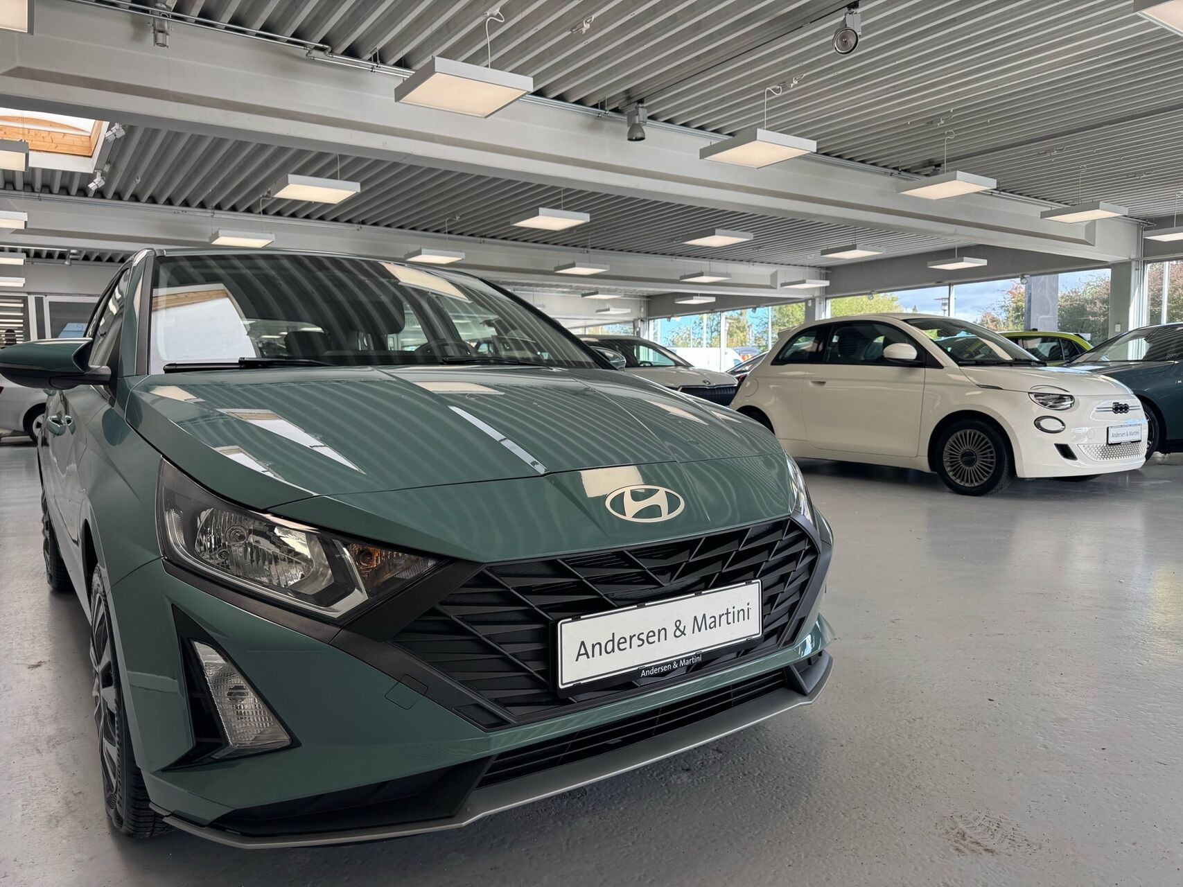 Blå Hyundai i20 fra 2024