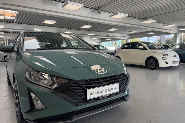 Blå Hyundai i20 fra 2024