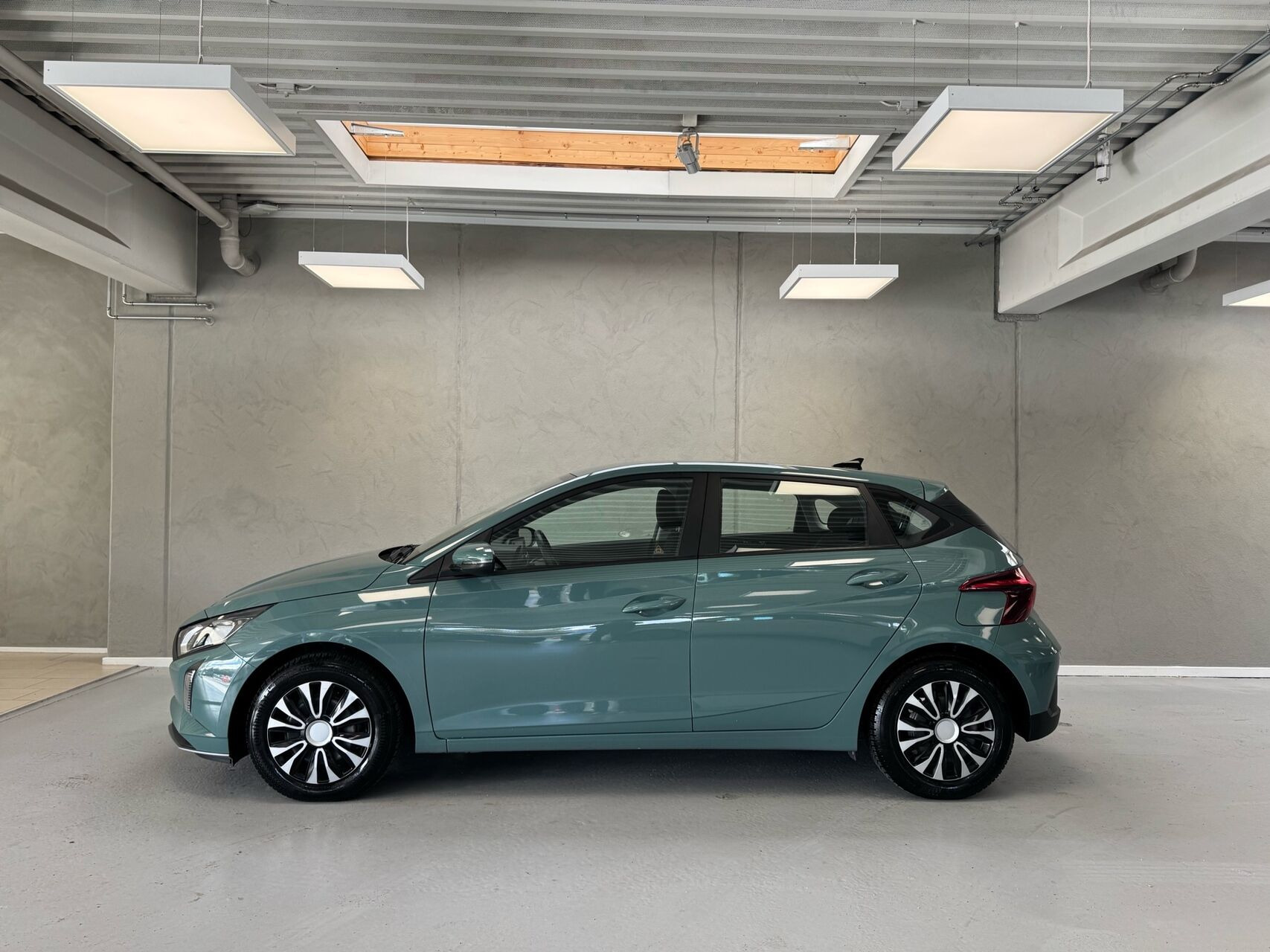 Blå Hyundai i20 fra 2024