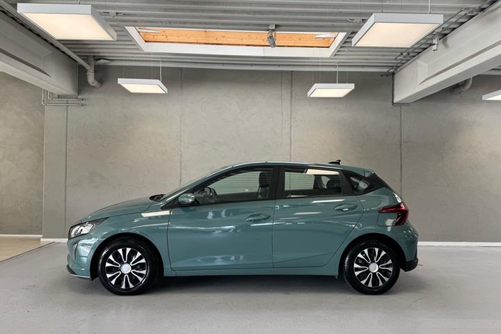 Blå Hyundai i20 fra 2024