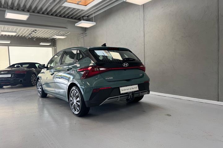 Blå Hyundai i20 fra 2024