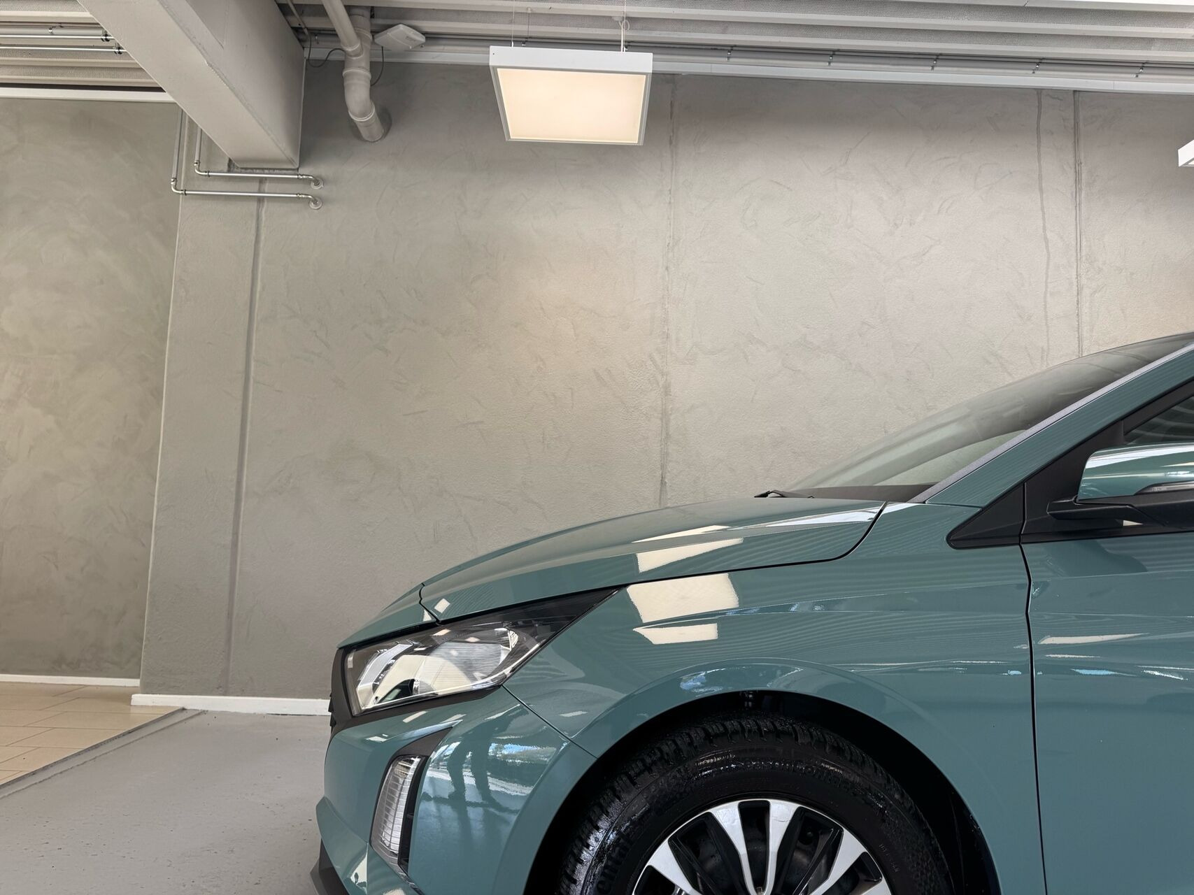 Blå Hyundai i20 fra 2024