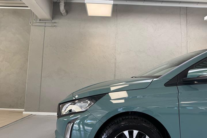 Blå Hyundai i20 fra 2024
