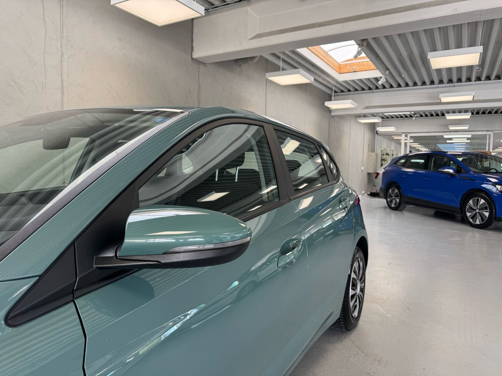 Blå Hyundai i20 fra 2024