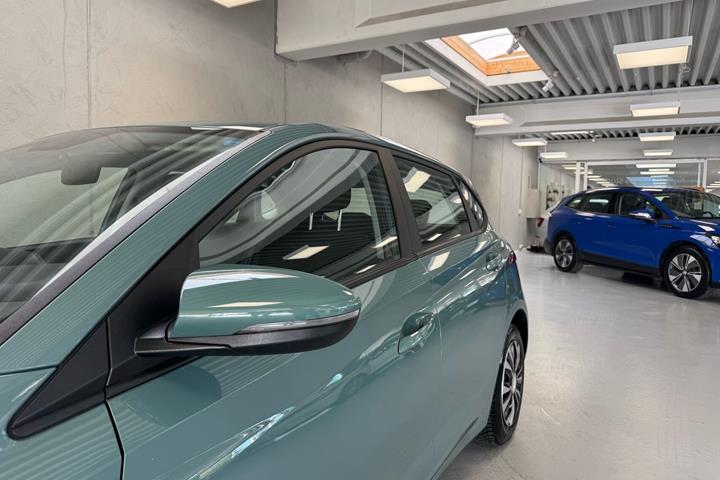 Blå Hyundai i20 fra 2024