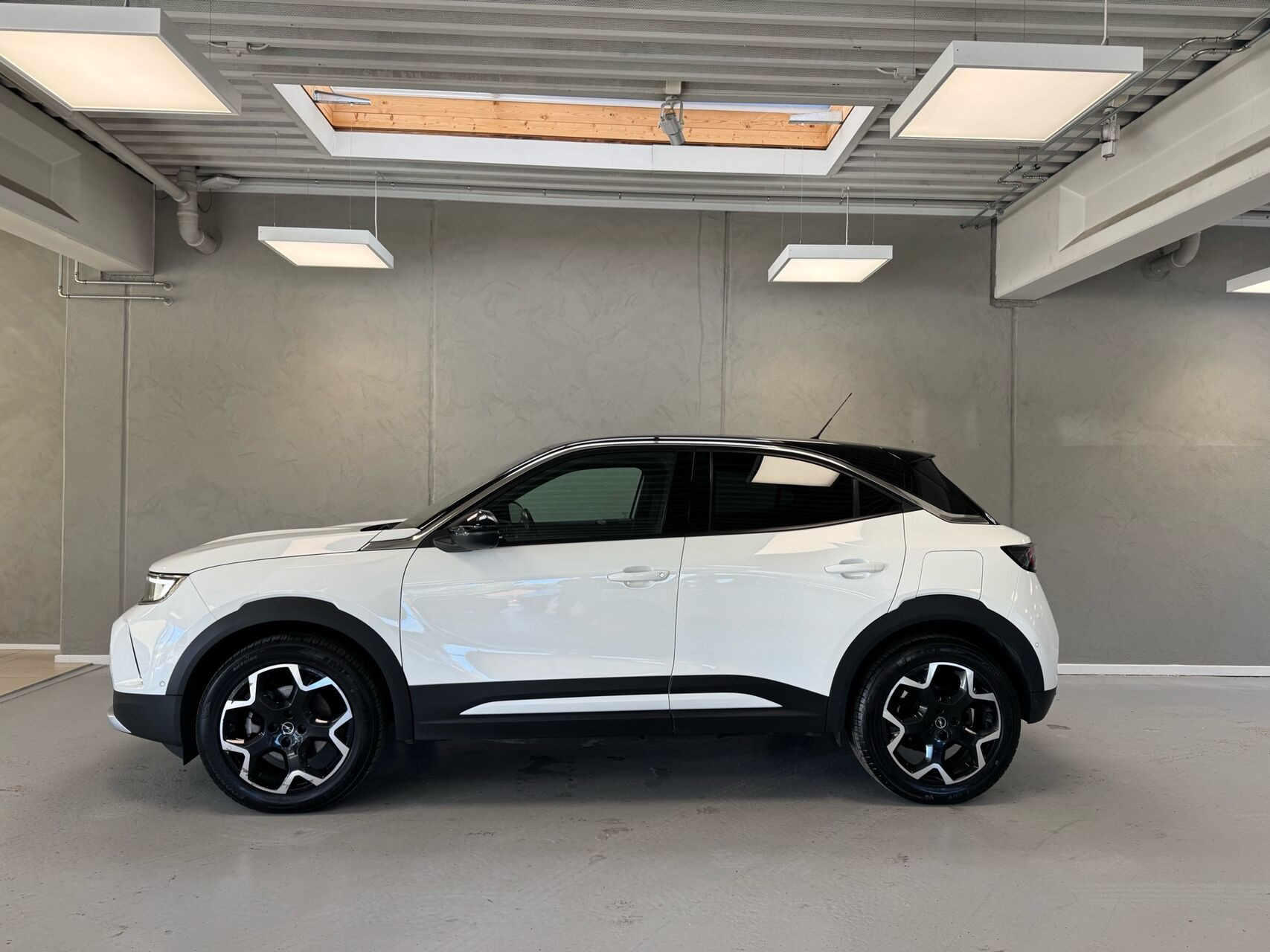 Hvid Opel Mokka-e fra 2022