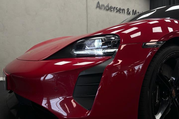 Rød Porsche Taycan fra 2020
