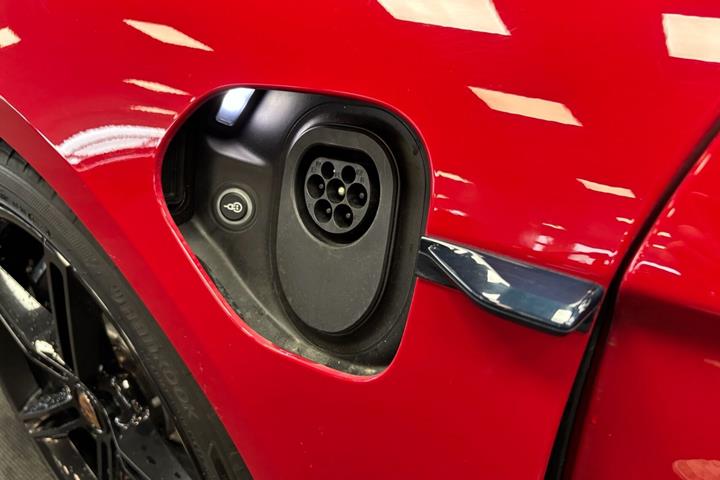 Rød Porsche Taycan fra 2020