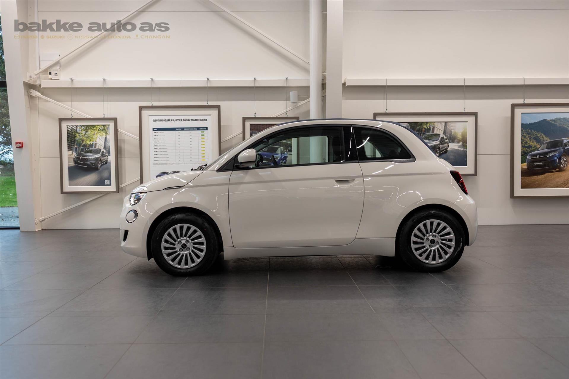 Hvid Fiat 500e fra 2023