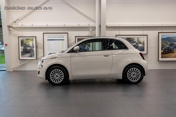 Hvid Fiat 500e fra 2023