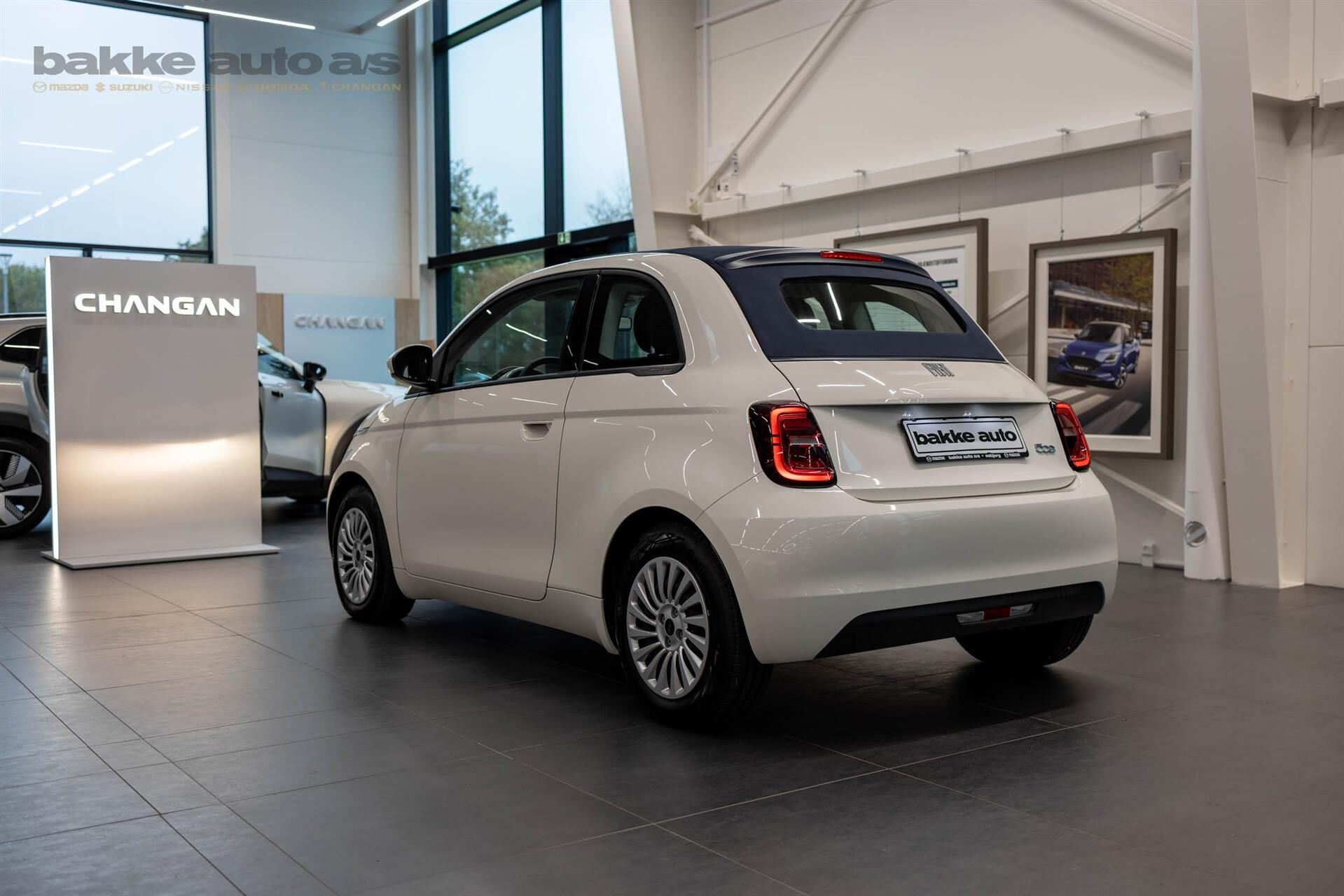 Hvid Fiat 500e fra 2023