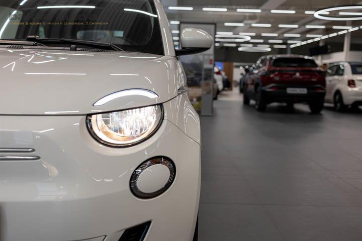 Hvid Fiat 500e fra 2023