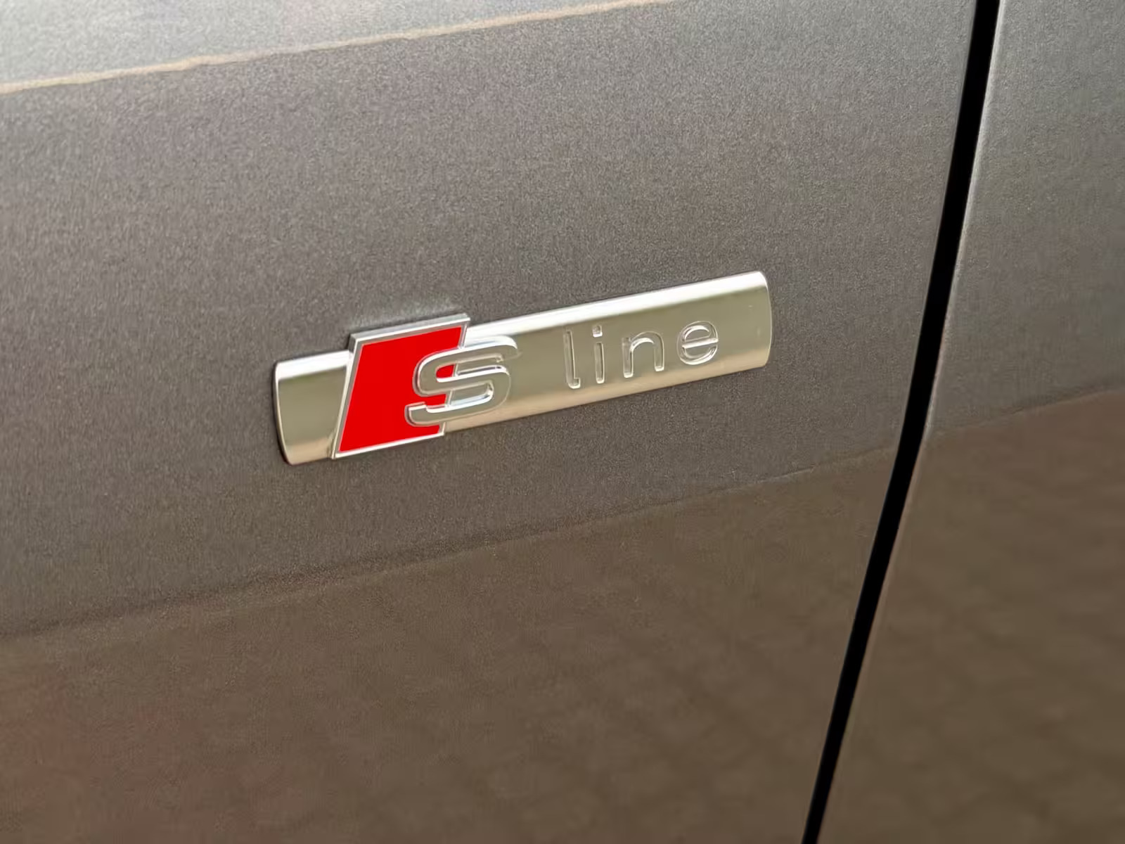 Grå Audi Q4 e-tron fra 2025