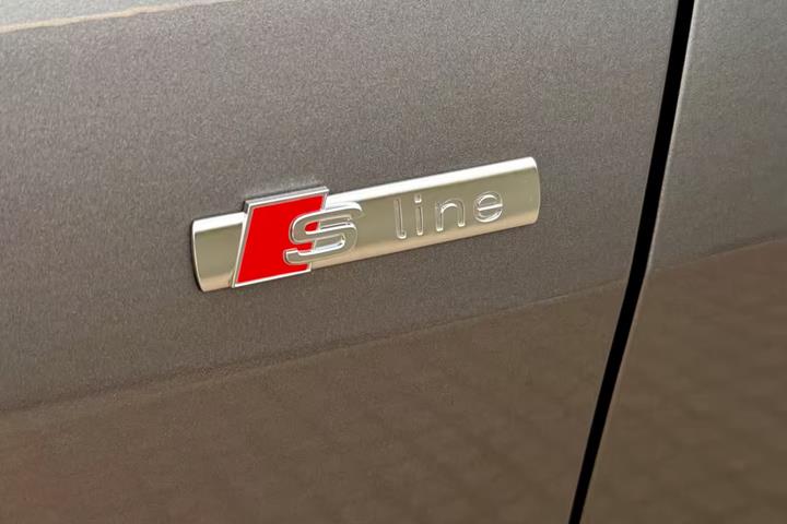 Grå Audi Q4 e-tron fra 2025
