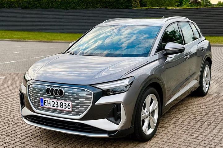Grå Audi Q4 e-tron fra 2025