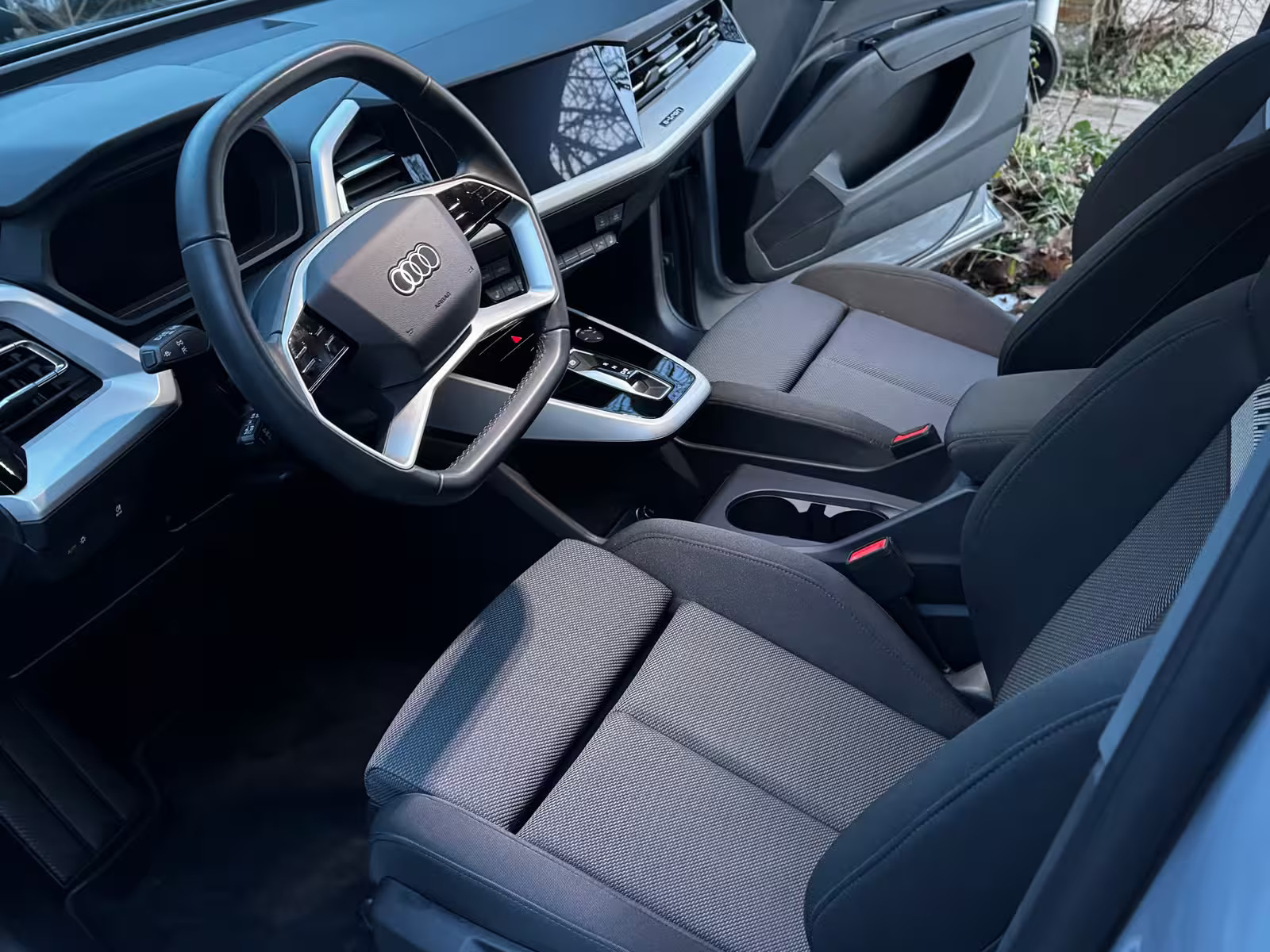 Grå Audi Q4 e-tron fra 2025