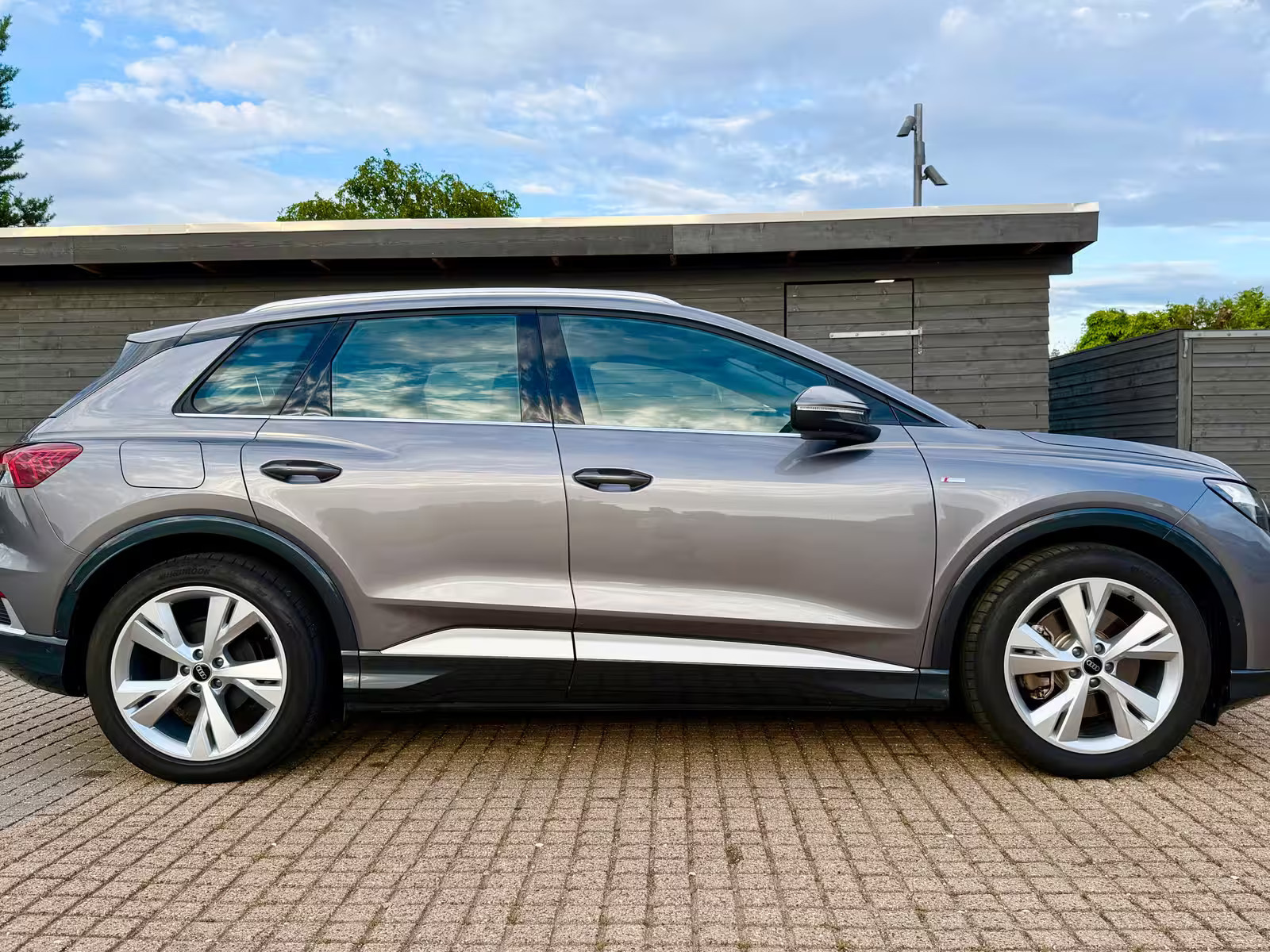 Grå Audi Q4 e-tron fra 2025