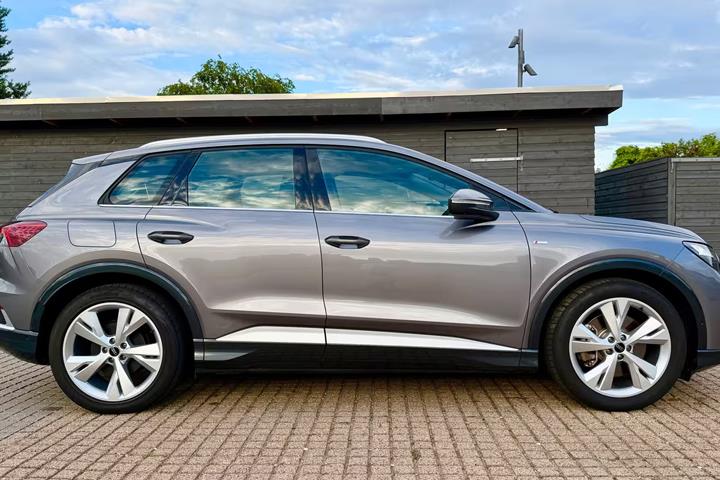 Grå Audi Q4 e-tron fra 2025