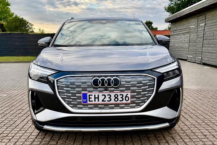 Grå Audi Q4 e-tron fra 2025