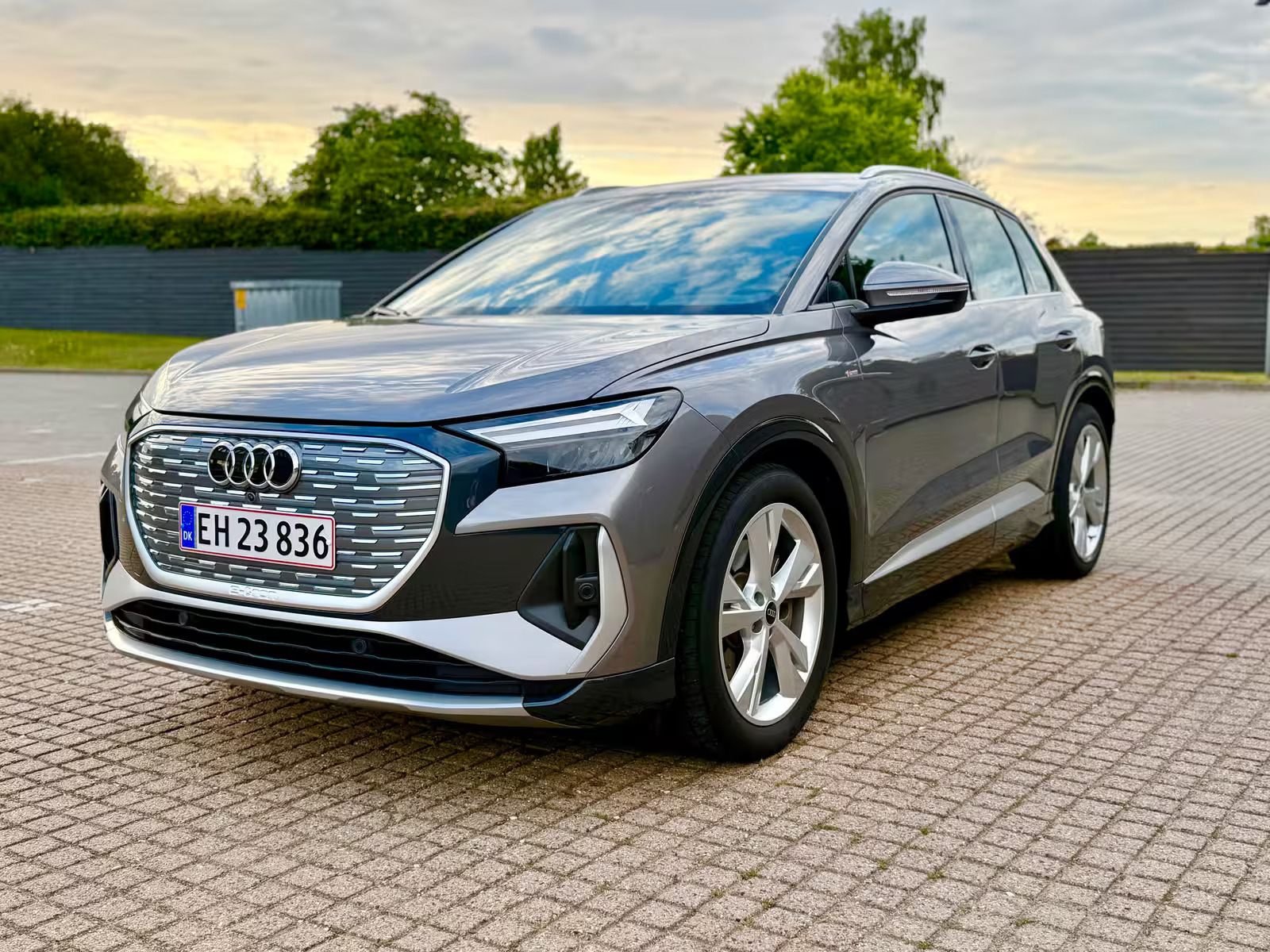 Grå Audi Q4 e-tron fra 2025