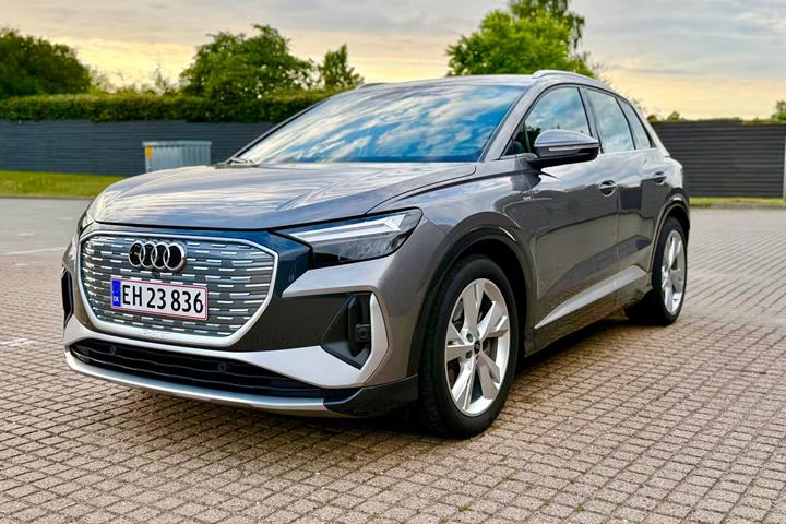 Grå Audi Q4 e-tron fra 2025