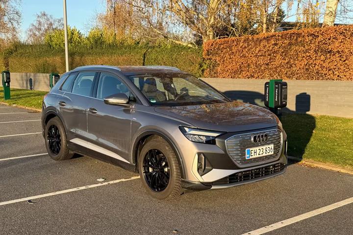 Grå Audi Q4 e-tron fra 2025