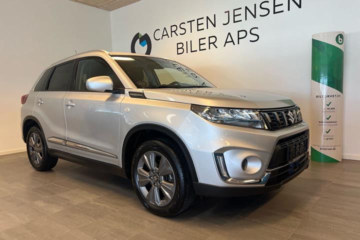 Sølv Suzuki Vitara fra 2023 set udefra