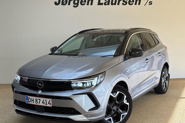 Grå Opel Grandland fra 2022