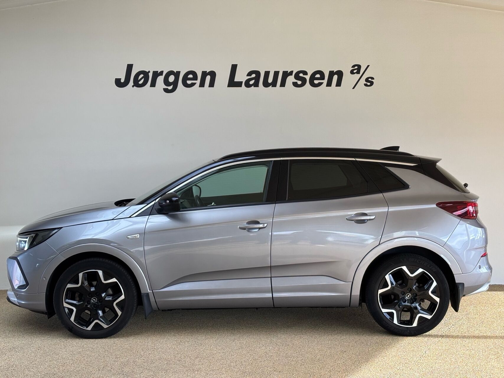 Grå Opel Grandland fra 2022