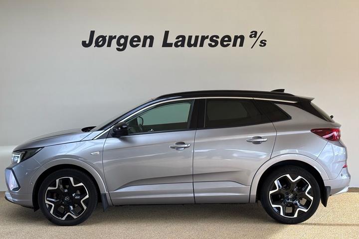 Grå Opel Grandland fra 2022