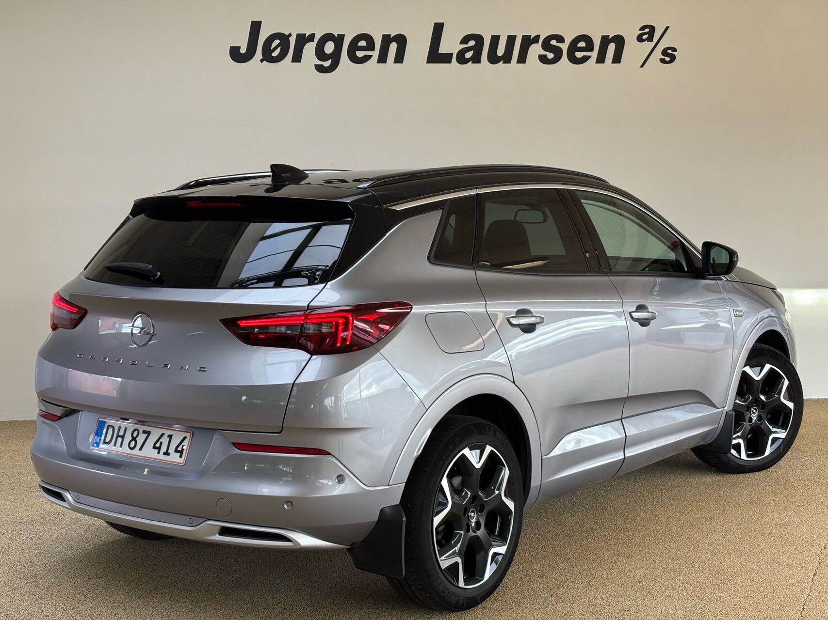 Grå Opel Grandland fra 2022